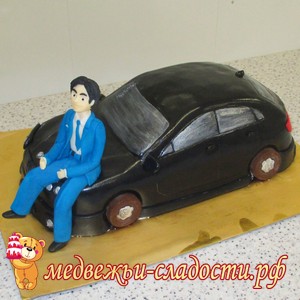 Торт в виде черной БМВ с фигуркой водителя на капоте